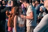 Camila Cabello y Shawn Mendes platicando juntos en festival Coachella