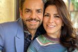 Alessandra Rosaldo sonriendo con vestido junto a Eugenio Derbez