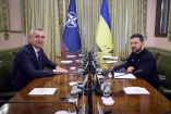Volodimir Zelenski, presidente de Ucrania, junto al jefe de la OTAN, Jens Stoltenberg. (AFP)