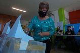Mujer votando