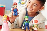 Niño jugando con figuras de la nueva película de Mario Bros.