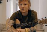 Ed Sheeran con guitarra en brazos; playera verde