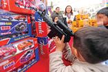 Niños han optado por entregar sus armas y recibir juegos de mesa o peluches. 