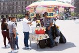 Vendedor ambulante de tacos labora en la plancha del Zócalo capitalino.