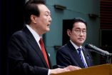 Yoon Suk-yeol, presidente de Corea del Sur, junto al premier japones Fumio KIshida. (Reuters)
