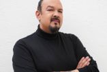 Pepe Aguilar con playera negra y brazos cruzados