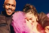 Frank Ocean riendo y Rosalía con vestido rosa