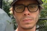 Matthew Lawrence con lentes y gorra azul