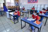 Maestra imparte clases en salón de primaria