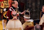 William toca corona de Carlos III en su coronación 