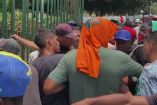 Migrantes forcejeando frente a un módulo del INM en Tapachula