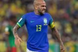 Dani Alves con camiseta azul de Brasil.
