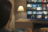 Mujer viendo películas en television de straming