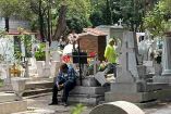 Familiares visitan panteón en alcaldía Benito Juárez.