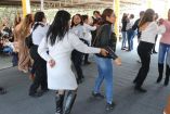 Policías bailan el Noa Noa por el 10 de mayo.