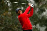 Tiger Woods con suéter de color rojo.