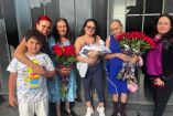 Los ramos de rosas multicolores adornaban el andar de las mamás que eran festejadas