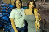 Karely Ruiz entregando comida en refugios de perros