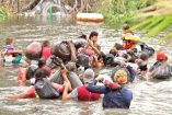 Familias con niños de brazos se metieron al río Bravo para cruzar a EU desde Matamoros, Tamaulipas.