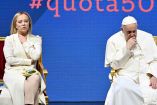 Papa Francisco junto a la primera ministra italiana, Giorgia Meloni. (AFP)