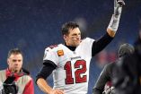 Tom Brady alza la mano durante su etapa como jugador de Tampa Bay.