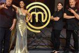 Claudia Lizaldi con chefs y logo de programa de MasterChef