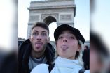 Santiago Giménez y Fernanda Serrano posan en selfie en París.