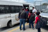 Migrantes suben a camionetas del INM