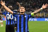 Lautaro Martínez celebra sobre la cancha del Giuseppe Meazza.