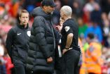 Jürgen Klopp encarándose con el árbitro Paul Tierney.