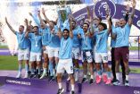Manchester City levantando el trofeo de campeones.