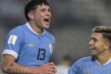 Futbolistas de Uruguay celebran la anotación de la 'Garra charrúa'.