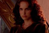 Natalie Portman con cabello suelto y bata en Star Wars