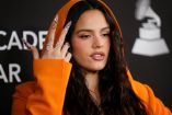 Rosalía con sudadera naranja