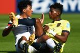 Jugadores de Estados Unidos y Ecuador en partido del Mundial Sub 20.