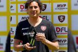 Guillermo Ochoa posa con trofeo de MVP de Salernitana.