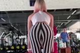 guapa mujer en gimnasio