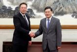 Elon Musk junto al ministro chino Qin Gang. (Reuters)