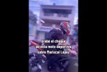 Motociclista pasa al lado de la ventanilla del Uber
