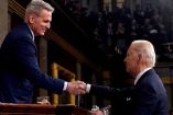 Joe Biden junto al líder republicano Kevin McCarthy. (Reuters)