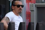 Zlatan en la tribuna siendo un aficionado más del Milán.