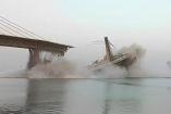 El puente colapsó durante la tarde del domingo en Bihar, India. (Especial)