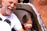 Bruce Willis riendo con hija menor Emily en Disney World