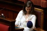 La diputada Gilda Sportiello amamantando a su hijo en el Parlamento de Italia. (Especial)