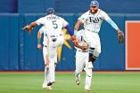 Jugadores de los Rays festejan el triunfo.