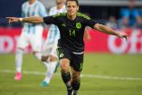 'Chicharito' Hernández celebra gol en partido amistoso ante Argentina.