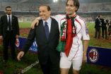 Silvio Berlusconi abrazando a Filippo Inzaghi.