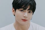 Jungkook de BTS con playera blanca y cabello corto y quedándose dormido