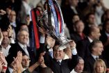 Silvio Berlusconi levantando la Champions League.