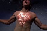 Clark Kent en Smallville con marca brillante en el pecho